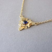 שרשרת שלושה עלי קיסוס מזהב 14K עם אבן חן
