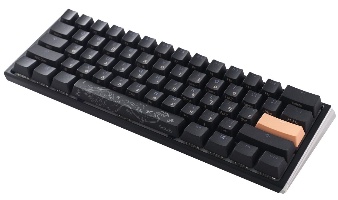 תצוגה צדדית של מקלדת Ducky One 3 Mini, המדגימה את העיצוב הדק והעדין שלה