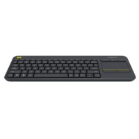 מקלדת אלחוטית Logitech Touch K400 Plus – בצבע שחור עם משטח מגע מימין מונחת באלכסון על רקע לבן