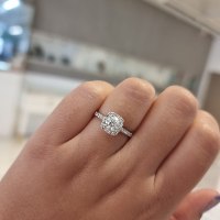 טבעת יהלומים מרובעת 1 קראט | טבעת אירוסין מעוצבת מרובעת משובצת יהלומים בזהב לבן