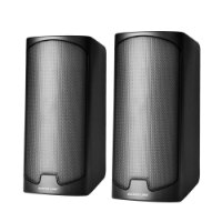 רמקולים Silver Line USB 2.0 – שני רמקולים שולחניים שחורים עם רשת קדמית אפורה עומדים על רקע לבן