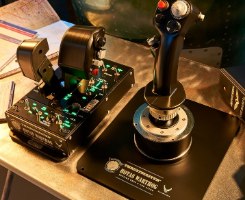 בקר טיסה ומצערת Thrustmaster HOTAS Warthog PC – המצערת הכפולה והג ויסטיק השחורים מונחים על משטח כסוף