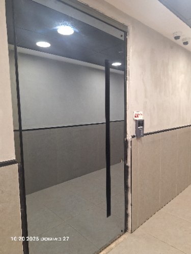 דלת כניסה לקליניקה זכוכית רפלקטיבית