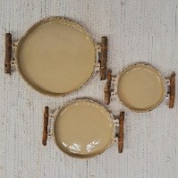יצירה פיסולית בהשראה אתנית עם ידיות ענף טבעי