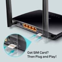 נתב Tp-Link MR6400 Wireless N 4G LTE – מראה הכנסת כרטיס סים ויציאות רשת חוטיות בנתב השחור