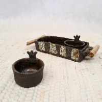 פמוטי קרמיקה על מגש בשילוב ענפי עץ טבעיים