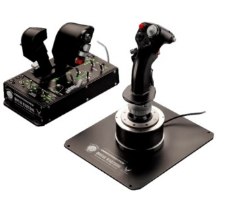 בקר טיסה ומצערת Thrustmaster HOTAS Warthog PC – שני בקרי משחק שחורים ג ויסטיק ומצערת מוצגים על רקע לבן