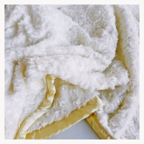 שמיכה לתינוקות בצבע שמנת ועיטור זהוב