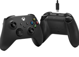 בקר משחק אלחוטי כולל כבל Microsoft Xbox Series S|X – מבט קדמי ואחורי על הבקר השחור עם כבל USB-C