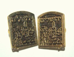 קליפס לטלית עם תבליט של ירושלים העתיקה מחזיק טלית עם שרשרת, פליז, צבע זהב