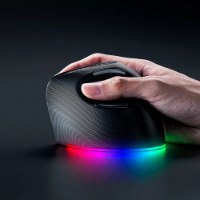 עכבר ארגונומי אלחוטי Razer Pro Click V2 Vertical – USB יד אוחזת בעכבר שחור עם תאורת RGB צבעונית בתחתיתו על רקע כהה