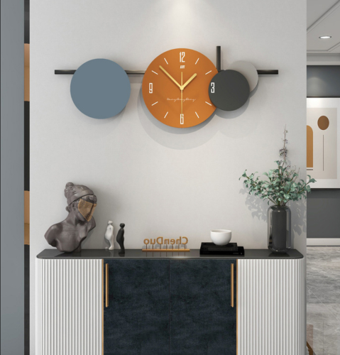 שעון קיר גדול בעיצוב ייחודי, שעון פרזול אלמנטים עגולים במספר צבעים,ספרות ומנגנון שקט