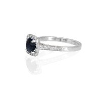 טבעת ספיר עם יהלומים - טבעת מרובעת - טבעת זהב לבן מרובעת עם ספיר כחול