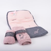 מתנה לתינוק- Emush2Go- ריפודית ושמיכה לעגלה עם שם, סדין עריסה וסיכה עם שם התינוק בעיצוב אישי
