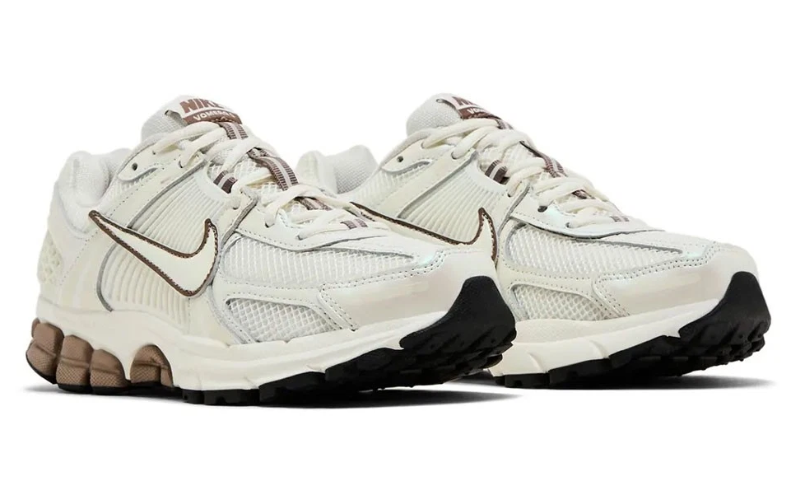 נעלי נייק Nike Zoom Vomero 5 לבן ברונז