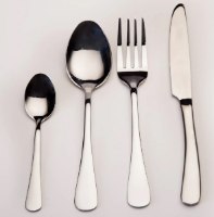סט סכום כסוף 24 חלקים 1010SILVER – ארבעה כלי סכו ם כסופים מונחים על רקע בהיר