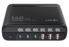 מטען קיר עוצמתי עם 6 יציאות Miracase MWC140W GaN 140W – מכשיר טעינה שחור בעל צג דיגיטלי ושישה חיבורי USB