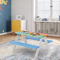 שולחן פיקניק קקל מעץ צבעוני בחדר הילדים