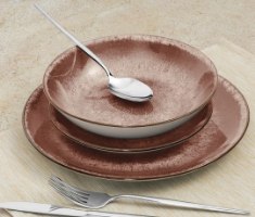 סט כלי אוכל פורצלן 18 חלקים Berlinger Haus Rose Gold BH10303 – צלחת אוכל וקערה רוז גולד עם סכו ם על רקע מפה