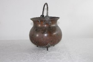 קדירת נחושת וינטג' עתיקה "קדירת מכשפות" | מוגבהת על רגליים וידית ברזל