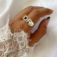 טבעת אותיות גדולות משובצות - כסף 925