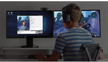 מצלמת אינטרנט עם מיקרופון Logitech C922 Pro Stream 1080p Retail – אדם עם אוזניות מול שני מסכים