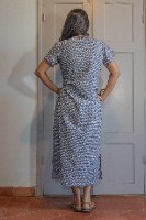 שמלת גלביה  ארוכה מכותנה בעלת צווארון סיני ושרוולים קצרים אפורה
