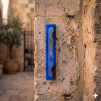 בית מזוזה אמנותי – גלי הים בכחול ועץ זית