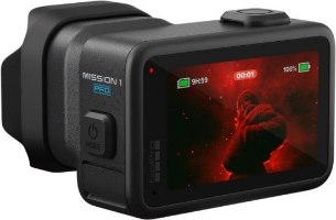 מצלמת אקסטרים GoPro Mission 1 Pro Grip Edition – המצלמה השחורה מוצגת במבט אלכסוני מאחור עם מסך מואר המציג תמונה אדומה