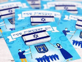 מתנות לעובדים ליום העצמאות - גלויה מעוצבת עם דגל ישראל משוקולד. 