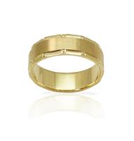 טבעת נישואין מעוצבת עם טקסטורת הברשה והברגה