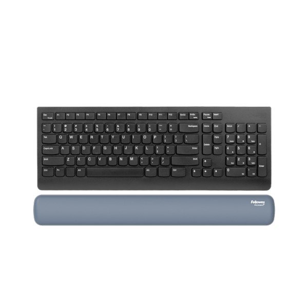 כרית יד Breyta Keyboard Wrist Rest – משענת אפורה-כחלחלה עם לוגו Fellowes מתחת למקלדת שחורה