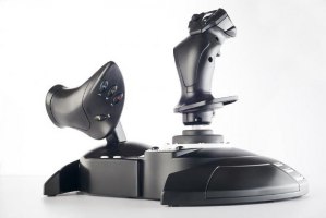 בקר Thrustmaster T.Flight Hotas One PC/Xbox – ג ויסטיק טיסה שחור ומצערת תואמת המוצגים על רקע לבן