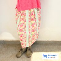 חצאית ארוכה מדגם אילה עם הדפס של פרחים על רקע בצבע מנטה