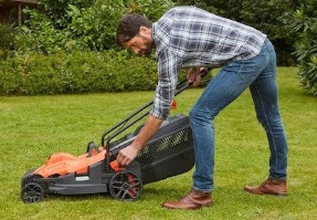 מכסחת דשא מבית בלאק אנד דקר – BEMW471BH, נוחה למתחילים ומקצוענים.