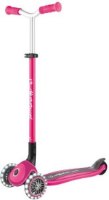 קורקינט 3 גלגלים עם אורות צבע ורוד Globber Master Lights – קורקינט ורוד בעל שלושה גלגלים מוארים עומד על רקע לבן
