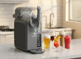 מכונת ברד Mira MS880 – מכונת ברד אפורה עם צג דיגיטלי וכוסות משקאות מגוונים