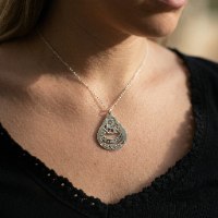 שרשרת אמא עם שבב ננו תנך על הצוואר