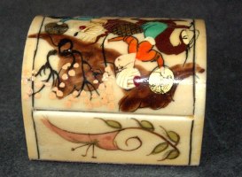 קופסה קטנה פרסית ישנה עשויה עצם בקר ומצוירת בעבודת יד