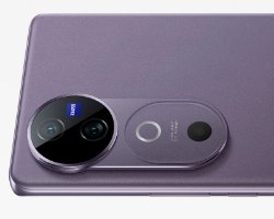 סמארטפון VIVO V40 5G סגול – טעינה מהירה גב הטלפון הסגול מציג את מערך המצלמות עם עדשות ZEISS