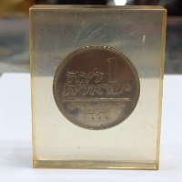 מטבע "תורה אור" ביציקת פרספקס