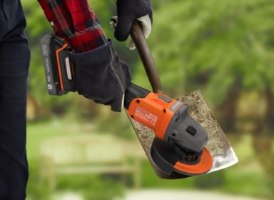 משחזת זווית חשמלית נטענת Black+Decker BCG6L8N-XJ 18V – אדם משחיז להב את חפירה במכשיר