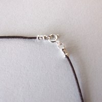 שרשרת עם תליון עץ עם אוכמניות זהובות - צריבה על עץ