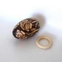 ביצה מעץ לקישוט הבית - דוגמת ורדים - צריבה על עץ