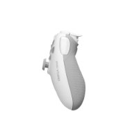 בקר גיימינג אלחוטי צבע לבן Scuf Omega – בקר אחד אלחוטי בצבע לבן ואפור עם אחיזה בעלת טקסטורת כוורת נראה במבט צידי