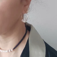 עגילי חישוק גדולים מגולדפיל 18k ושילוב פנינים
