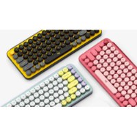 מקלדת מכאנית אלחוטית אדום/ורוד Logitech POP Keys – שלוש מקלדות עם מקשים עגולים בצבעים שונים מונחות על רקע בהיר
