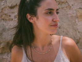 שרשרת שורה גולדפילד 14K בשיבוץ חרוזי אופל (Opal) כחול – עיצוב עדין, יוקרתי ומרענן בעבודת יד