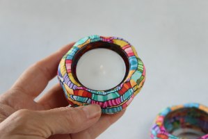 זוג פמוטים בצורת פרח בצבעוניות עזה