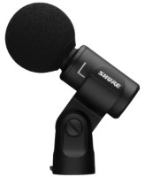 מיקרופון סטריאו קונדנסר Shure MV88+ Stereo USB – מיקרופון שחור עם כיסוי ספוג שחור מורכב על מעמד הטיה